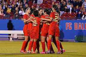 边路进攻怎样创造机会：宽度、套边与传中的配合