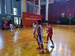 边路进攻怎样创造机会：宽度、套边与传中的配合